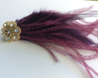Haarspange mit Pflaumenfeder: Braut-Fascinator mit goldenen Strasssteinen, dezenter Luxus-Haarschmuck