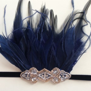 Adereço de cabeça azul-marinho dos anos 1920 com penas azuis-marinho, faixa de cabeça do Grande Gatsby, aplique de cabelo estilo melindrosa Art Déco, fascinador com contas champanhe, vestido rosa