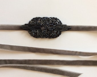 Bandeau en velours perlé des années 1920, clapet Art déco, casque de mariée