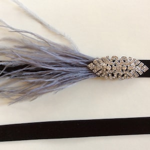 Faixa de cabeça de penas Art Déco cinza e prata, faixa de cabelo de noiva de avestruz dos anos 1920, faixa de cabelo com strass e cristais prateados, cores personalizadas, madrinhas