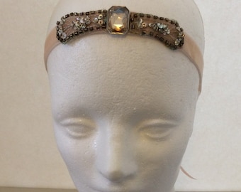 Bandeau à clapet des années 1920 : casque Gatsby en perles de bronze et champagne
