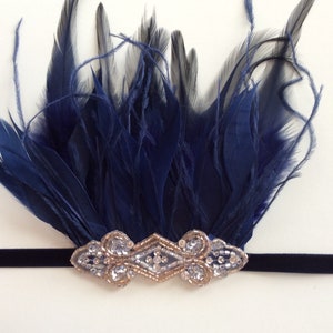 Tiara de penas AZUL MARINHO, adorno de cabeça do Grande Gatsby dos anos 1920 com fascinador de contas champanhe estilo melindrosa Art Déco, vestido rosa blush