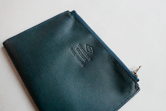 トラベラーズノート レザージッパーケース ブルー パスポートサイズ