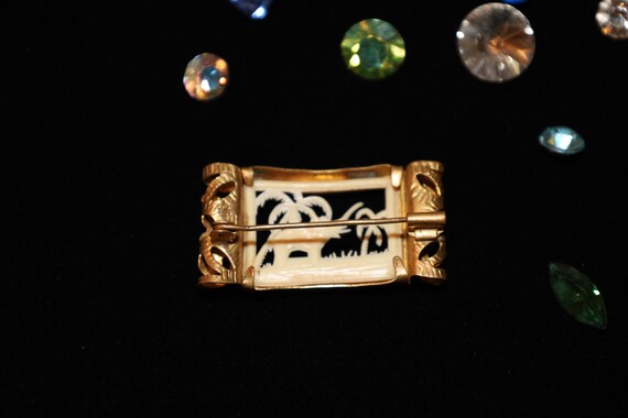 Broche ancienne en celluloïd sculptée à la main, bijoux anciens, cerf dans une clairière