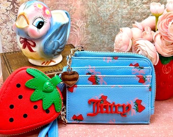 Porte cartes et monnaie Juicy Couture bleu et fraise