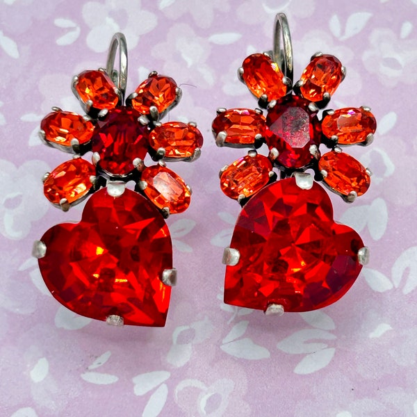 Boucle d’oreilles en cœur fait de cristal rouge