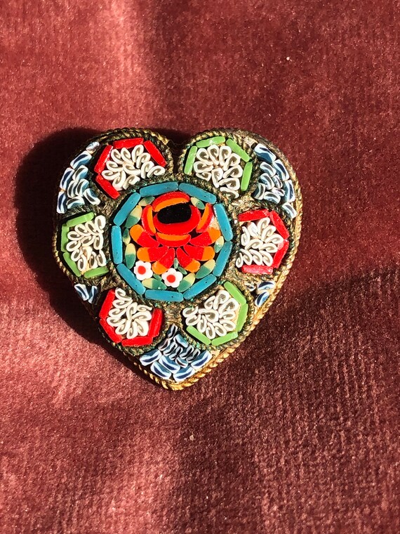 Adorable broche en mosaïque et forme de cœur.Made 