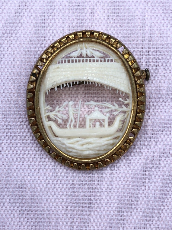 BOUTON ANCIEN COUTURE jaune et rouge celluloïd
