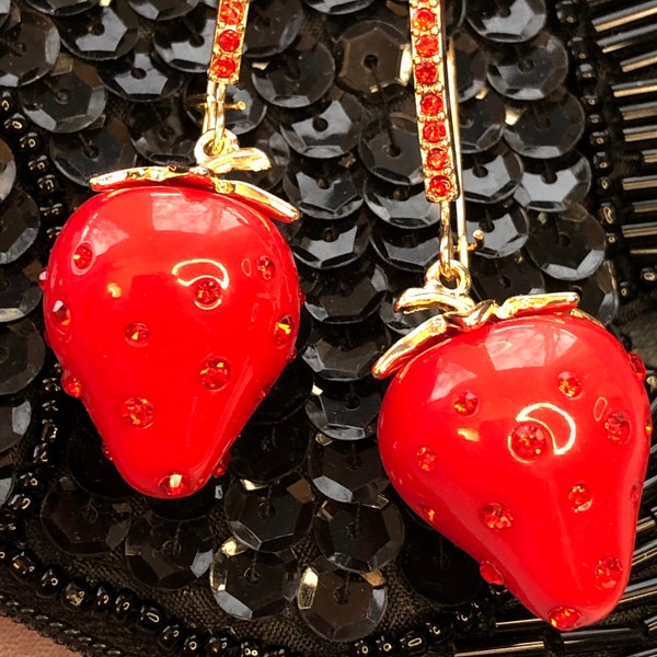 Strawberry earrings Betsey Jonhson / Boucles d’oreilles fraises Betsey Johnson.