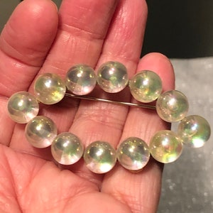 Broche en pierres de lune.