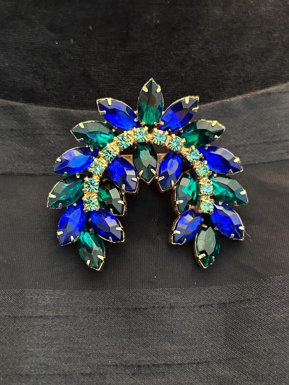 Magnifique broche Juliana probable.