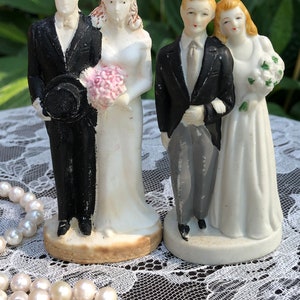 Deux figurines de gâteau de mariage.