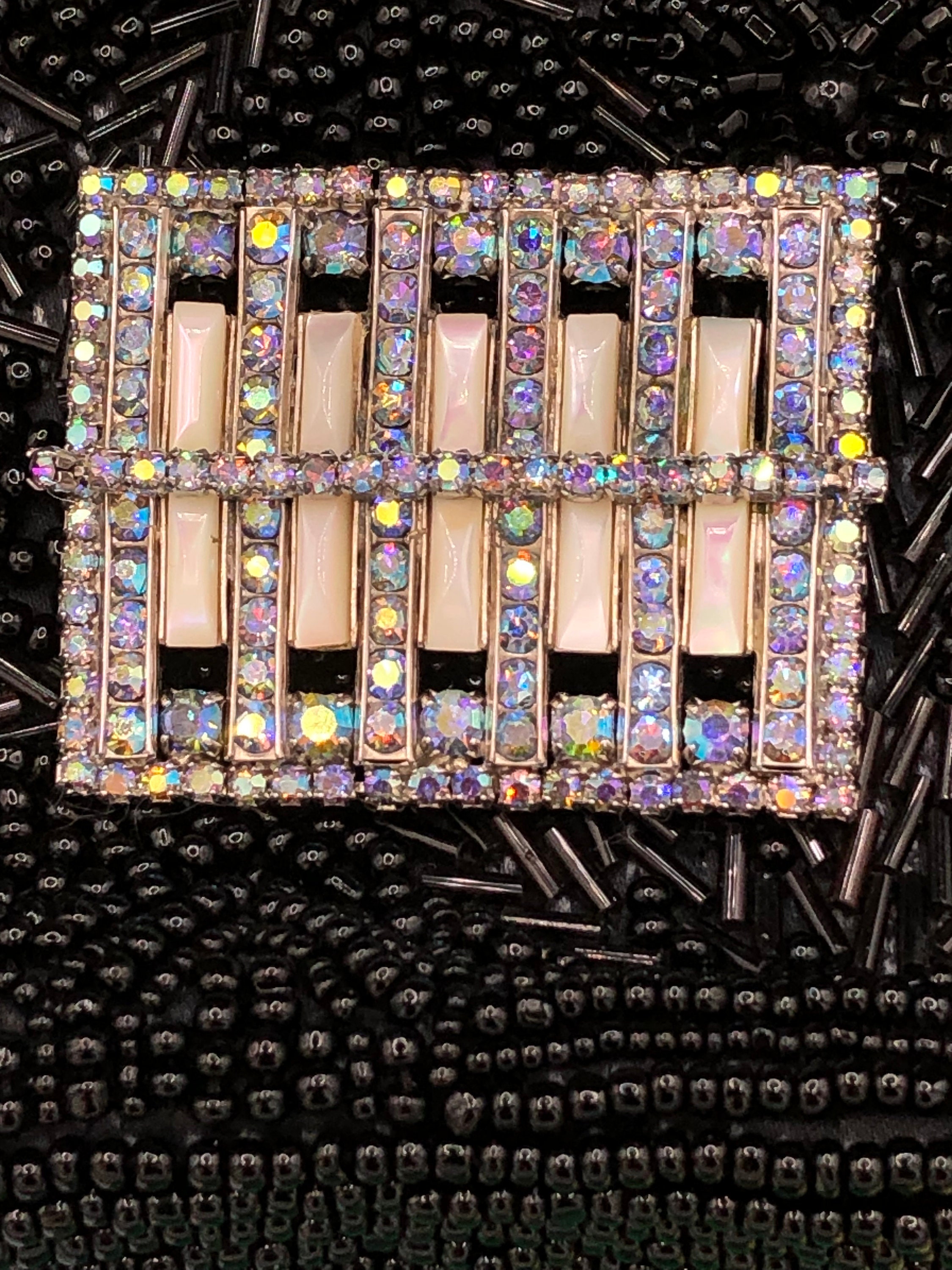 Broche Vintage Fleur En Cristal Et Perles Nacrées - Signée, Couleur Or, Occasion