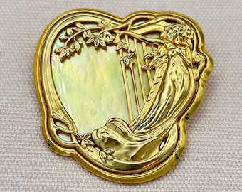 Broche de Stil Jugendstil. Femme jouant de la harpe.