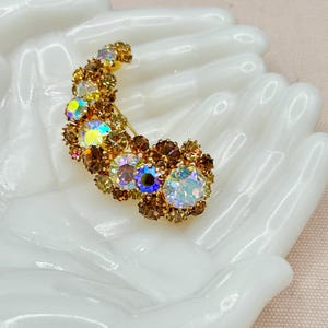 Broche Triad ambre et reflets dorés.