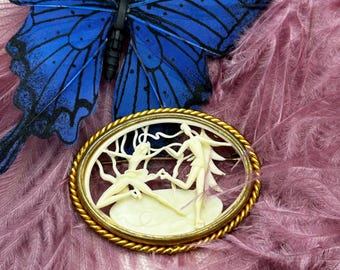 Broche patineurs en celluloid.