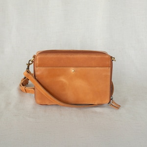 Bolso bandolera de piel con cartera incorporada, el modelo más vendido. Realza cualquier estilo o atuendo con este bolso bandolera perfecto. Estilo y diseño atemporales.
