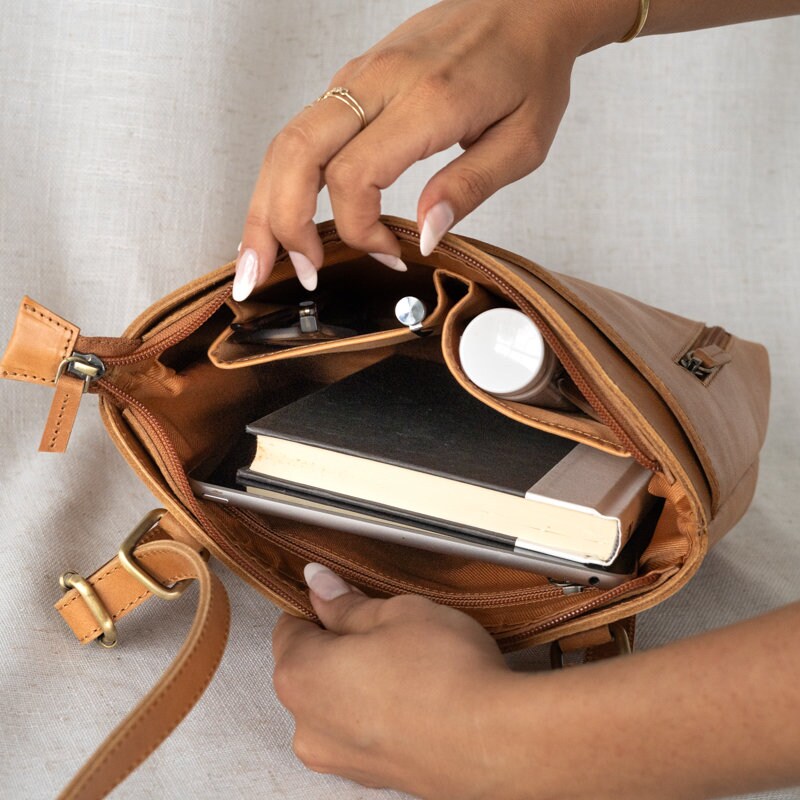 Full-grain Leather Crossbody Backpack: 2-in-1 Travel Bag - Etsy display picture 1