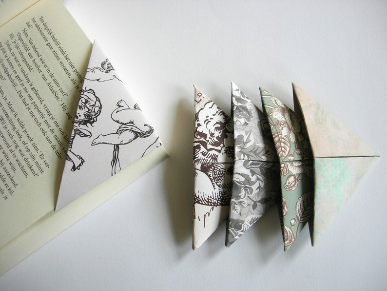 Set of 5 origami bookmarks, paperback corners, paper triangle. foto 2