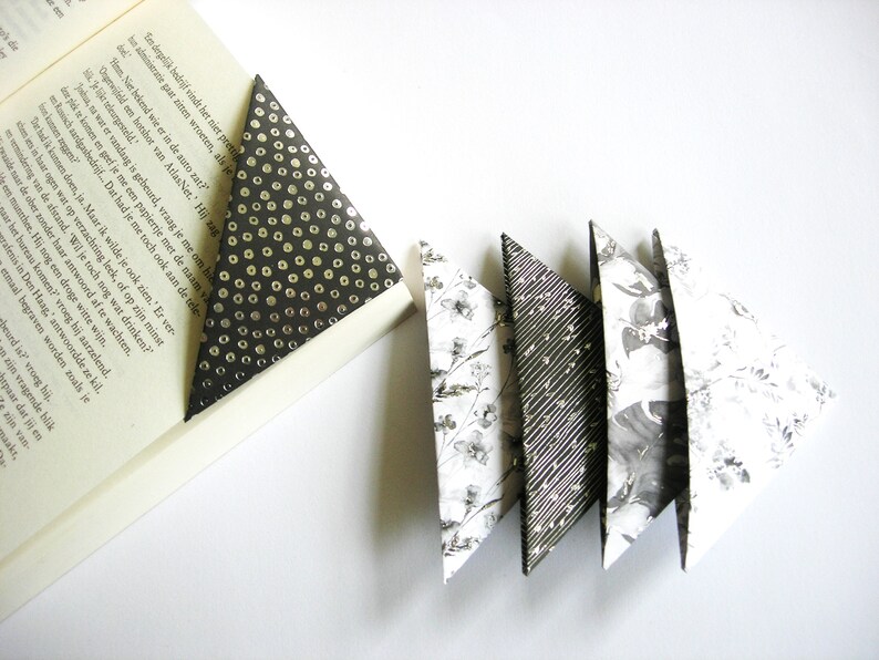 Set of 5 origami bookmarks, paperback corners, paper triangle. foto 3