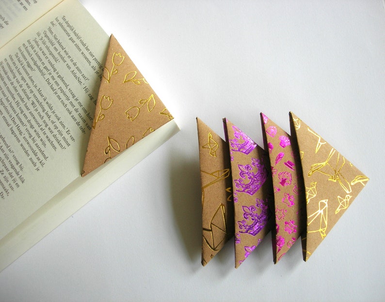 Set of 5 origami bookmarks, paperback corners, paper triangle. foto 1
