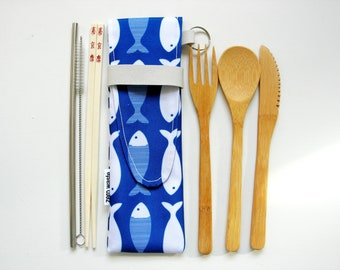 Herbruikbaar bamboe bestek en rvs rietje in houder. etui.   straw and cutlery. Travel cutlery Zero waste.