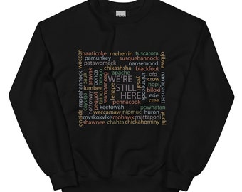 Todavía estamos aquí Naciones Indígenas Tribus Word Storm Sudaderas de suéter unisex, Orgullo indígena, Indio americano