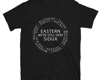Sioux orientales Todavía estamos aquí Lista de tribus Camisetas unisex, Orgullo sioux, Orgullo indígena, Indio americano, Indios de los bosques orientales, Negro