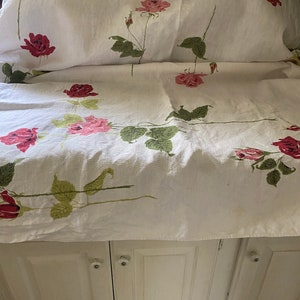 Nice LONG STEM ROSES Vintage Linen Tablecloth for use or repurposing!