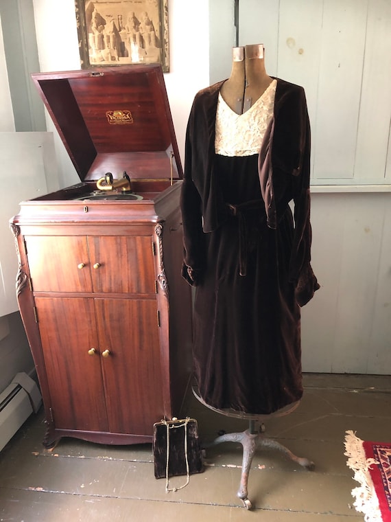Vintage 1920s early 1930s brown velvet dress with