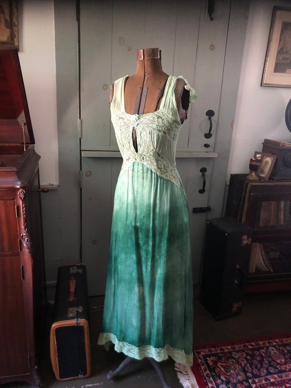 Vintage 1940’s unusual green nightgown
