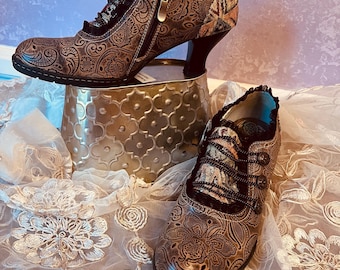 Zapatos Oxford de tacón de piel grabada vintage de Socofy