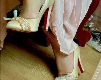 Zapatos de tacón de satén Betsey Johnson talla 9, RAROS, con volantes