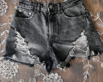 Zara taglia 4, denim, pantaloni corti effetto consumato.
