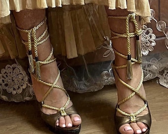 Zapatos de tacón con plataforma, color dorado y con cordones, de la marca House of Deréon, talla 9, de Beyoncé.