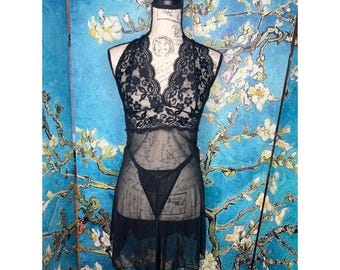 Camisón elegante de encaje negro talla XL con falda transparente hasta la mitad del muslo y braguita tipo tanga