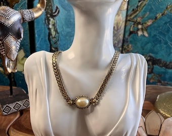Conjunto de collar y pendientes vintage a juego en oro y perla.