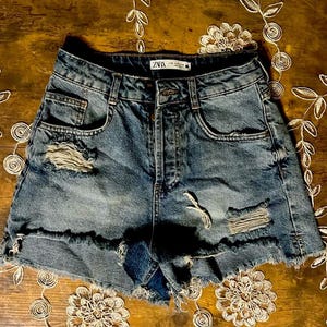 Zara sz 4, blue denim, distressed cut-offs.