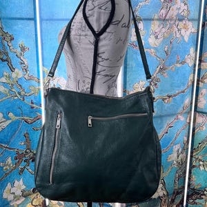 Dunkelgrüne Ledertasche.