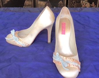 Zapatos de salón de satén con volante, talla 9 de Betsey Johnson.