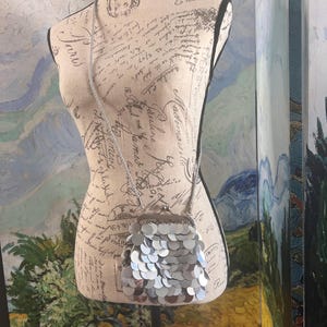 Divertido y coqueto clutch estilo Flapper Girl, de lentejuelas plateadas con perla gris.