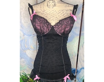 Victoria’s Secret SZ 34C Schwarze Spitze Chemise mit Rosa Bögen und Rüschen Saum
