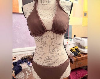 Conjunto de bikini con top halter marrón chocolate con ribete de volantes de Victoria's Secret, talla M