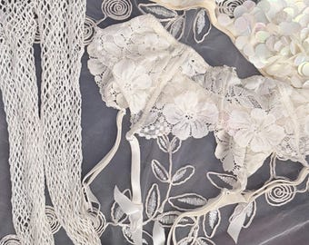 Liga de encaje blanco brillante de Victoria's Secret, medias de rejilla y sujetador de lentejuelas iridiscentes