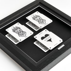 Regalo de ella para ella, regalo de él para él, en aniversario de noviazgo, compromiso, día de San Valentín, marco de regalo con arte de naipes personalizado