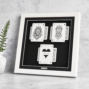 Cornice regalo artistica personalizzata per lui e per lei di A Gift of Happiness - Stampa 3D di carte da gioco personalizzate in cornice a scatola profonda