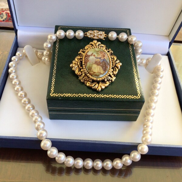 SALE Elegant Vintage Faux Pearl Necklace Plus Stunning Vintage Brooch With Lovely Detail