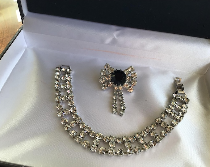 SALE Pretty Vintage Diamanté Brooch