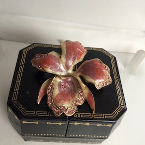 Pretty Vintage Enamel Brooch