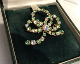 Lovely Vintage Brooch With Stunning Stones & Lovely Design